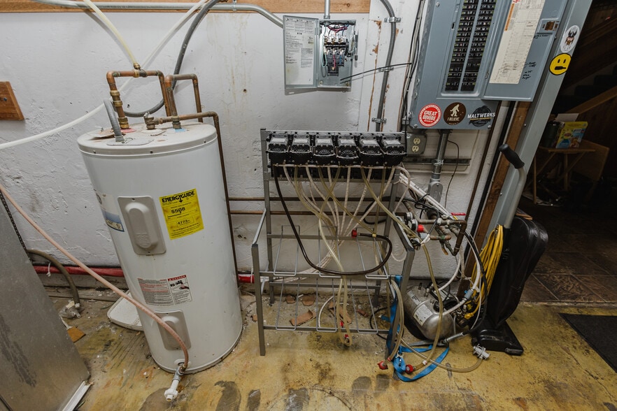 More Photos Of 830 N Kansas Ave, Topeka Bar For Sale