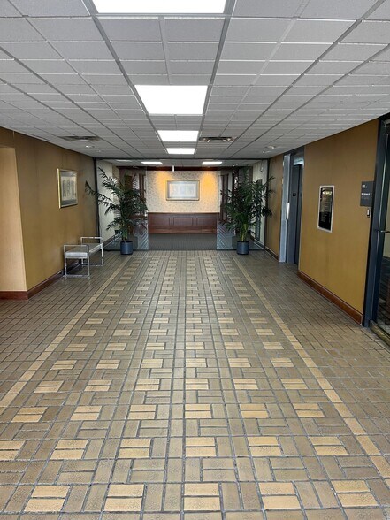 More Photos Of 10500 Barkley St, Overland Park Office For Sale