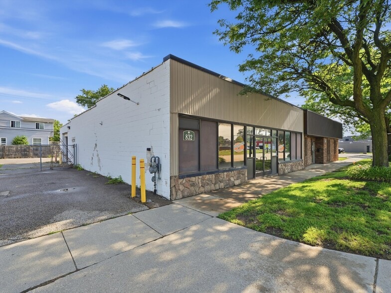 Primary Photo Of 832 W 11 Mile Rd, Madison Heights Warehouse For Sale