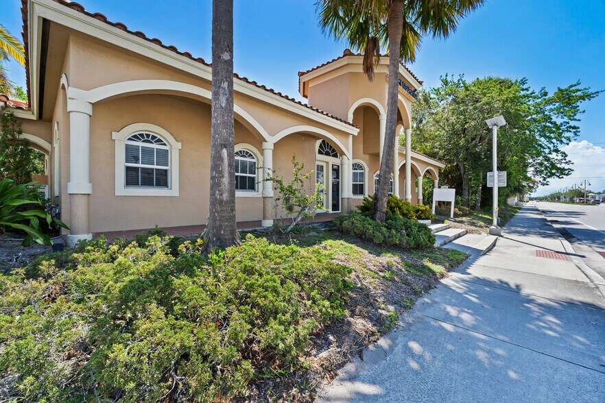More Photos Of 3193 SE Dixie Hwy, Stuart Office For Sale