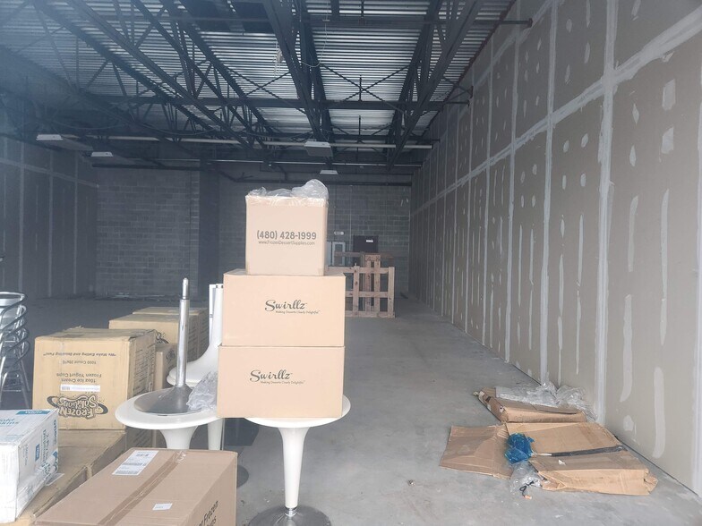 More Photos Of 376 Universal Dr N, North Haven Storefront For Lease