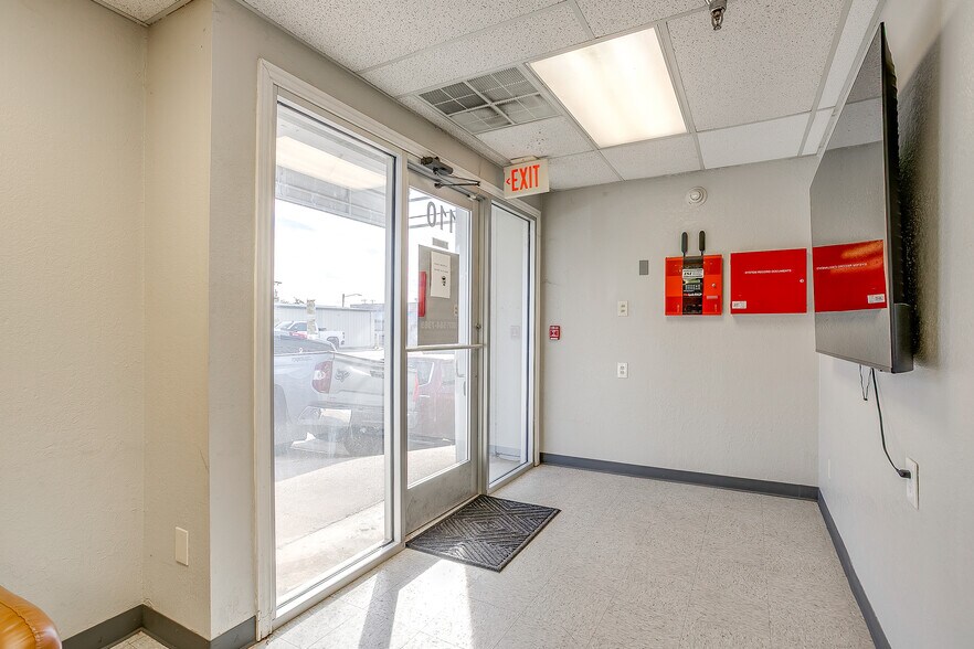 More Photos Of 10709 Tube Dr, Fort Worth Distribution For Lease
