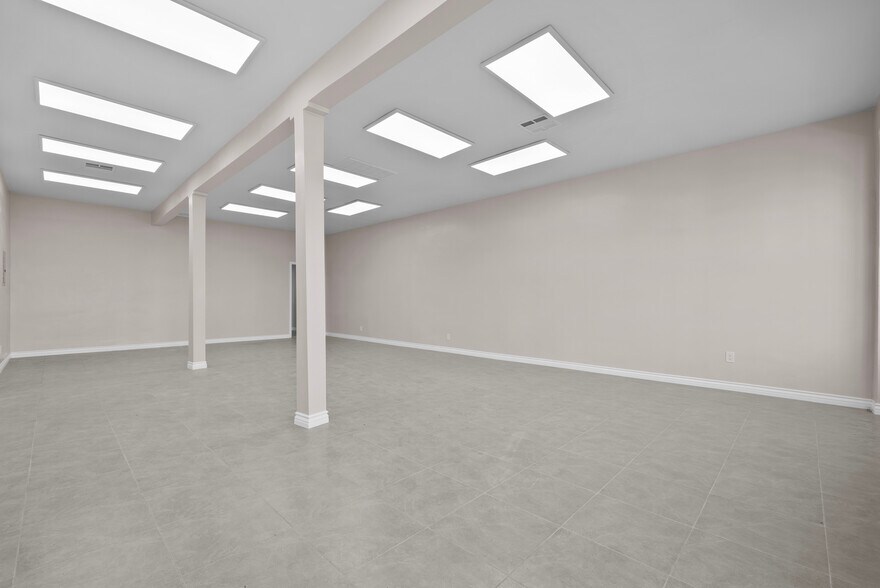 More Photos Of 13416 Van Nuys Blvd, Pacoima Storefront Retail Residential For Lease