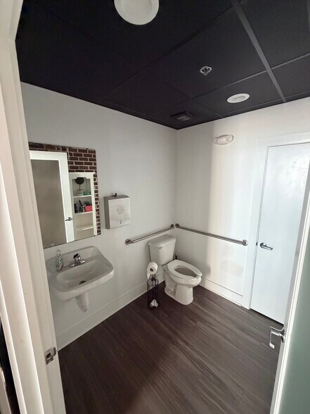 More Photos Of 10 Whitaker St, Savannah Storefront Retail Residential For Lease