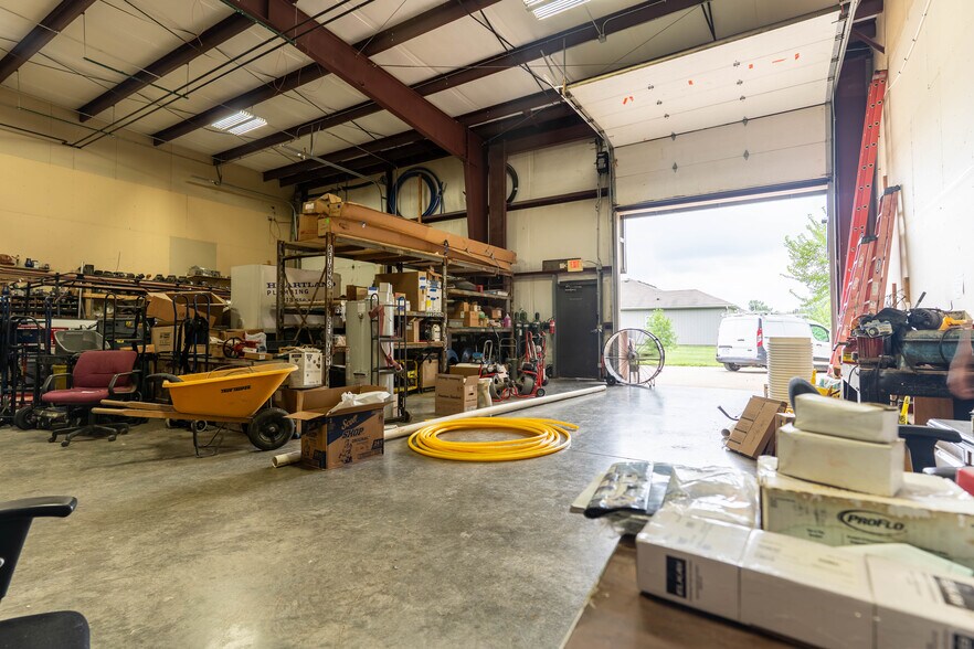 More Photos Of 800 Creekside Dr, Gardner Showroom For Sale