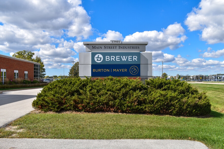 More Photos Of N88 W13901 Main St, Menomonee Falls Service For Lease