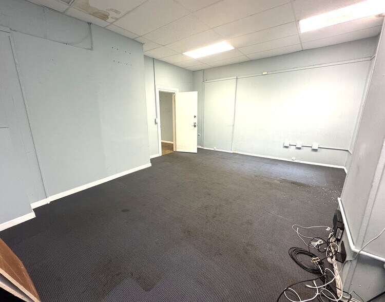 More Photos Of 3134 14th St, Long Island City Office For Lease