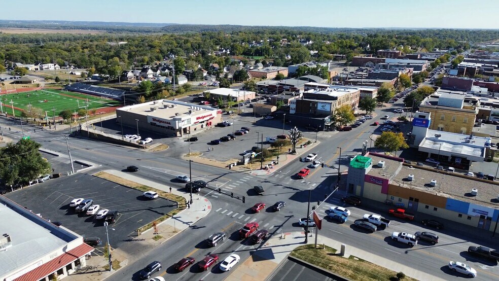 More Photos Of 2323 L St, Omaha Supermarket For Lease