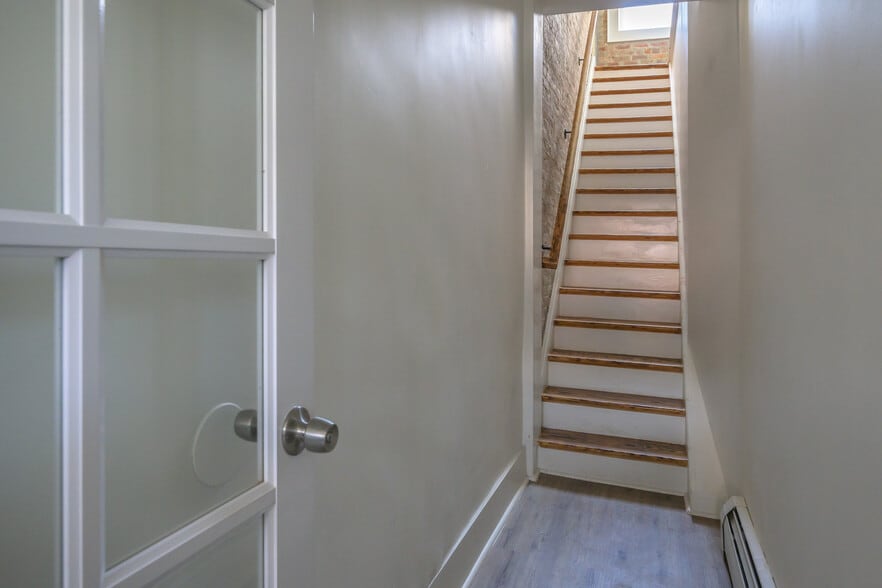 More Photos Of 237 Warren St, Hudson Storefront Retail Residential For Sale