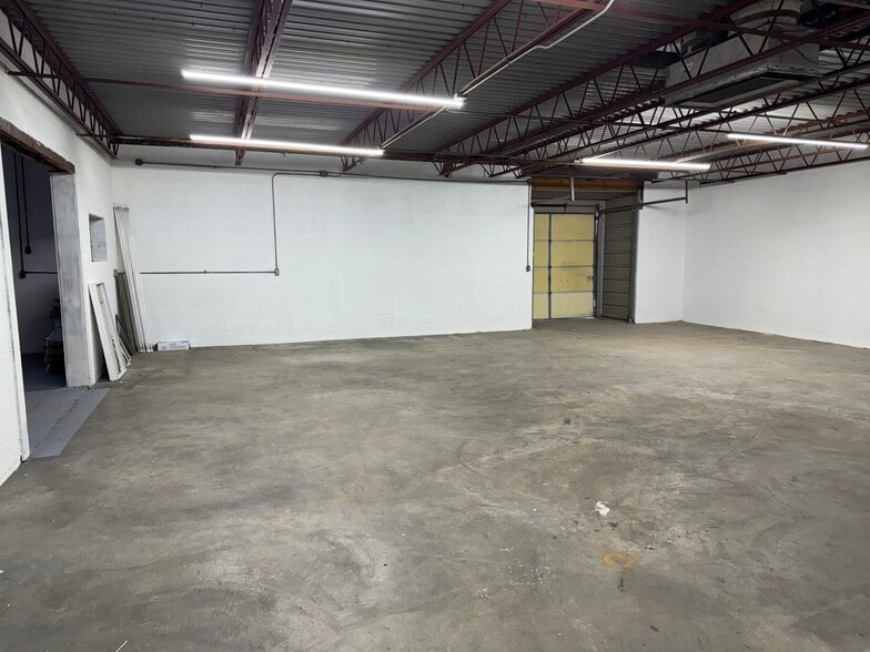 More Photos Of 121 N Lafayette Ave, Marshall Flex For Sale