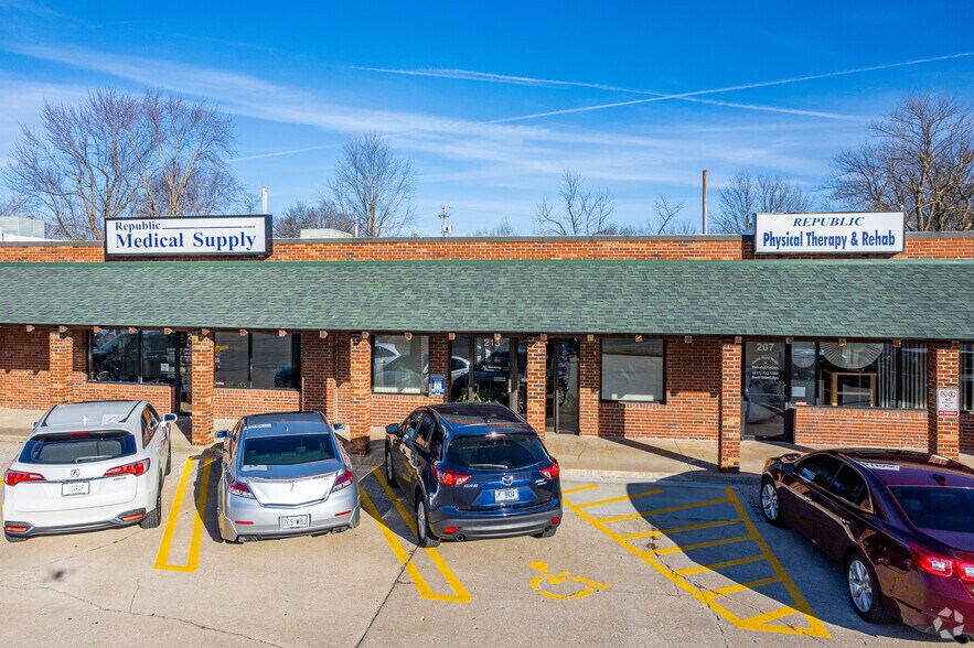 More Photos Of 201 US Highway 60 W, Republic General Retail For Lease