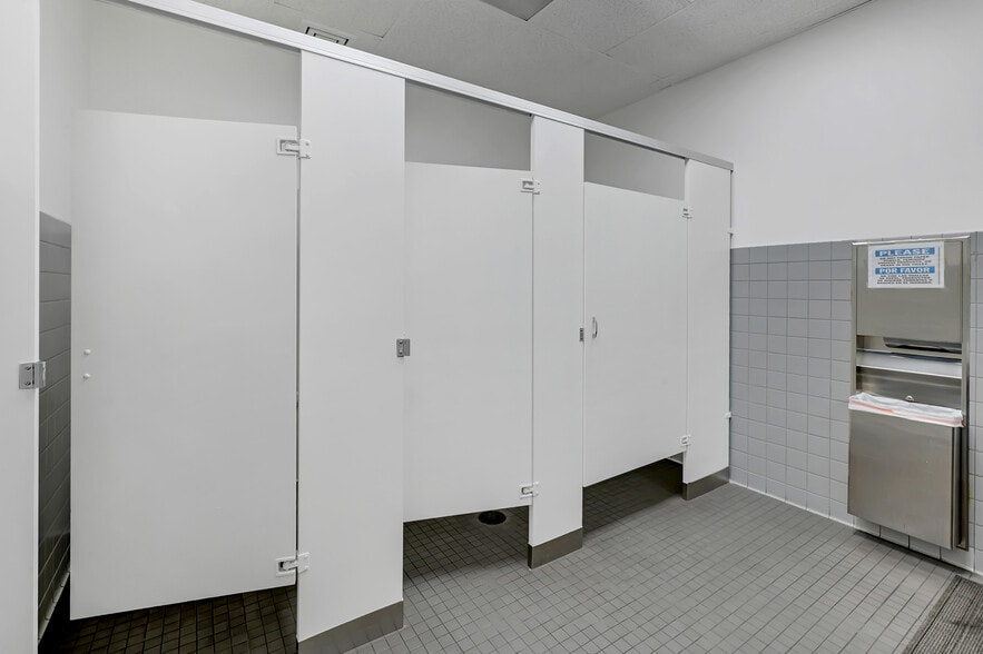 More Photos Of 1124 Blalock Rd, Houston Warehouse For Sale