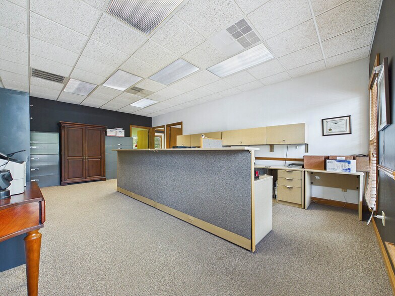More Photos Of 5 Executive Woods Ct, Swansea Medical For Sale