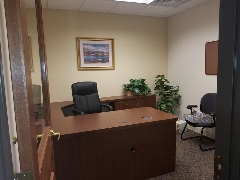 More Photos Of 400 S Broadway St, Lake Orion Office For Lease