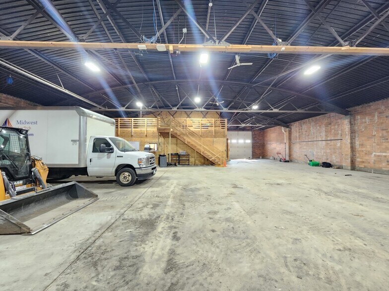 More Photos Of 702 S Delaware Ave, Mason City Light Manufacturing For Lease