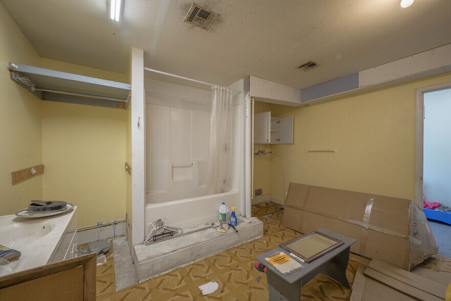 More Photos Of 841 Frances Ave, Neosho Flex For Sale