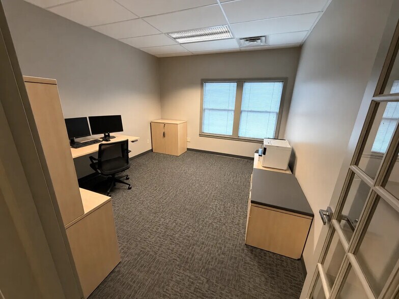 More Photos Of 9955 Crosspoint Blvd, Fishers Office For Sale