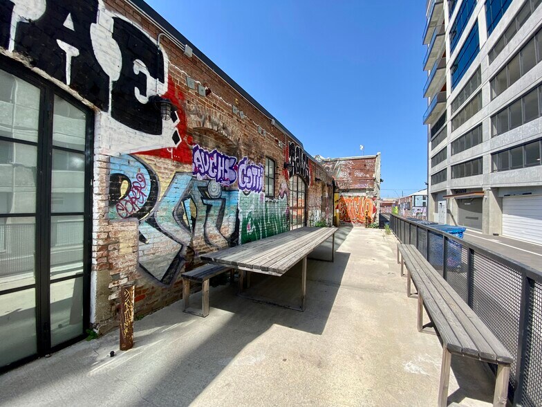 More Photos Of 2143 Bay St, Los Angeles Office For Lease
