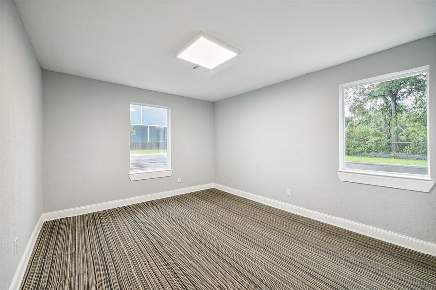 More Photos Of 28011 High Meadow Rd, Tomball Office Residential For Lease