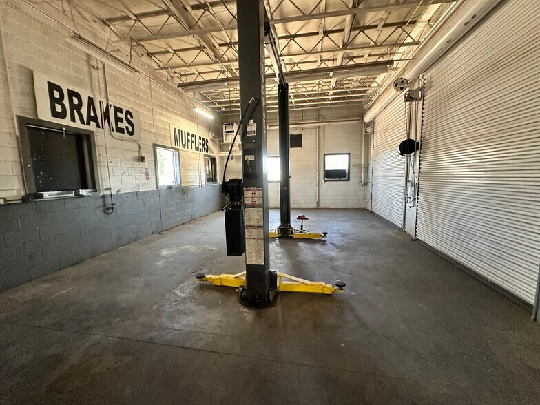 More Photos Of 10380 N 91st Ave, Peoria Auto Repair For Lease