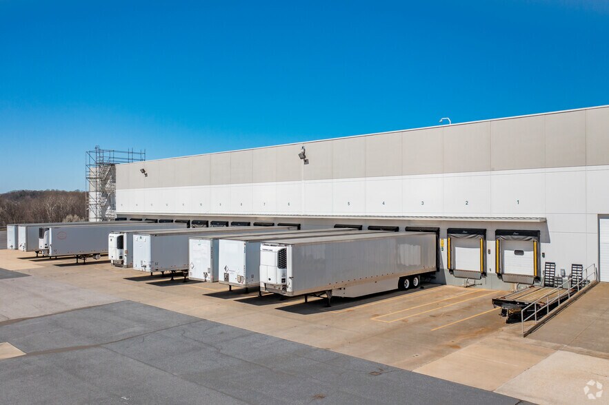 More Photos Of 6680 Business Pky, Elkridge Warehouse For Lease