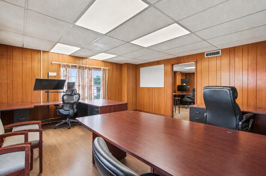 More Photos Of 152 Railroad St, Huntington Warehouse For Sale