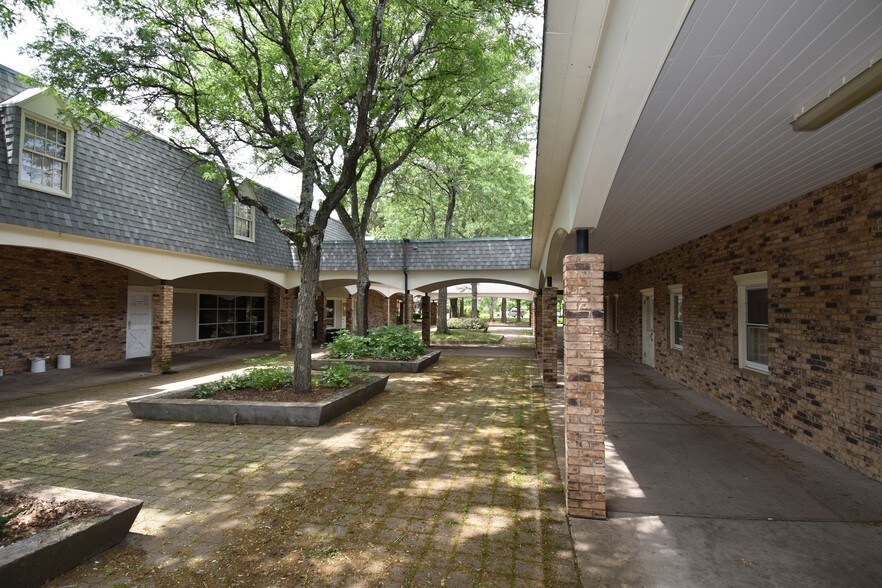 More Photos Of 836 Park Ave, Bloomfield General Retail For Lease