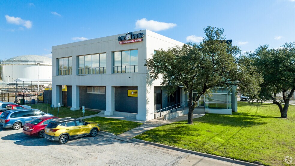More Photos Of 2535 Brennan Ave, Fort Worth Office For Lease