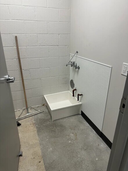 More Photos Of 1130 E Dundee Rd, Palatine Freestanding For Lease