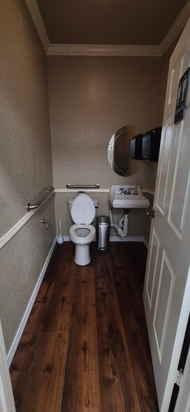 More Photos Of 606 S Harbor Ct, Granbury Office For Lease