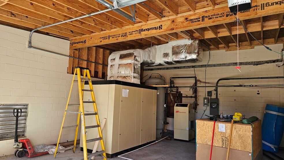 More Photos Of 120 S Church Ave, Garland Manufacturing For Lease