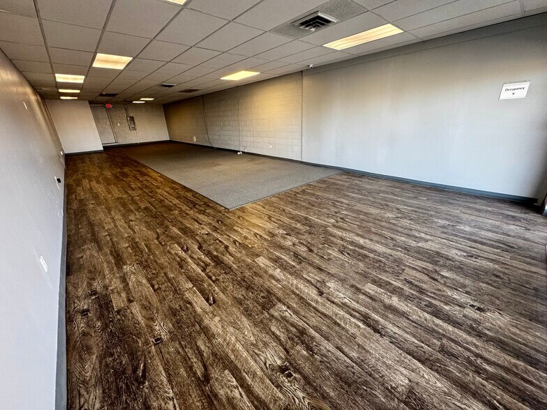 More Photos Of 12702-12710 S 71 Hwy, Grandview Unknown For Lease