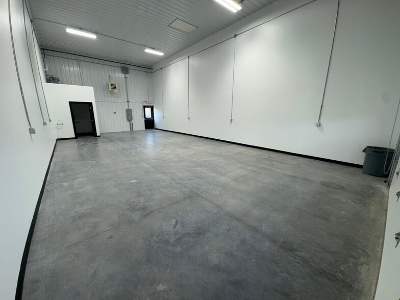 More Photos Of 10 Regency Oaks Blvd, Rochester Warehouse For Lease