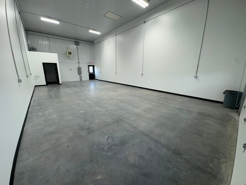 More Photos Of 10 Regency Oaks Blvd, Rochester Warehouse For Lease