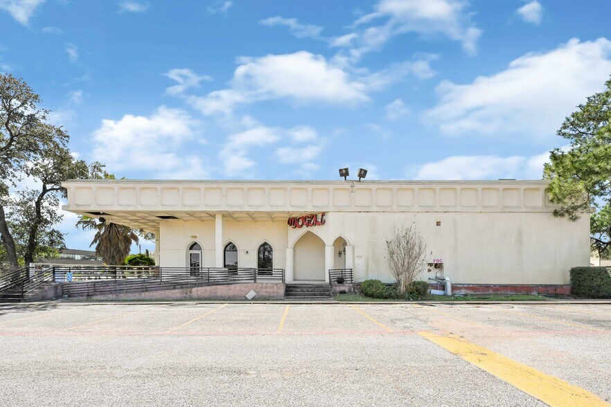 More Photos Of 1055 Bay Area Blvd, Houston Restaurant For Sale
