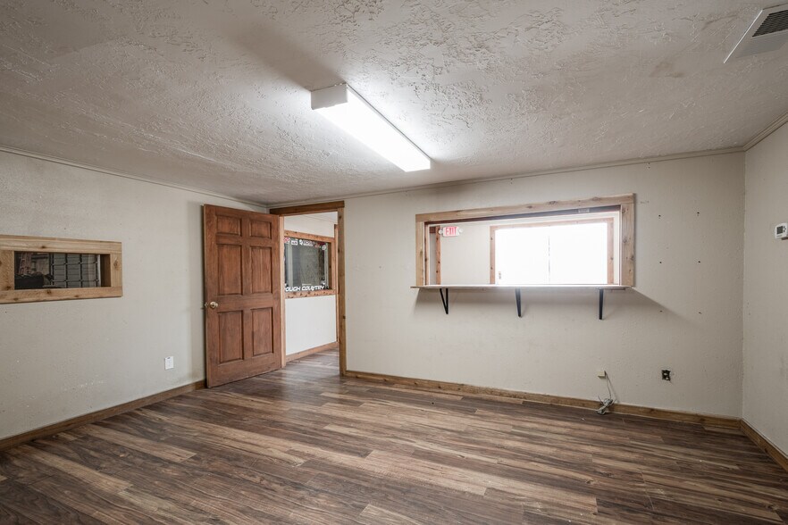 More Photos Of 910 E Church St, Livingston Service For Sale