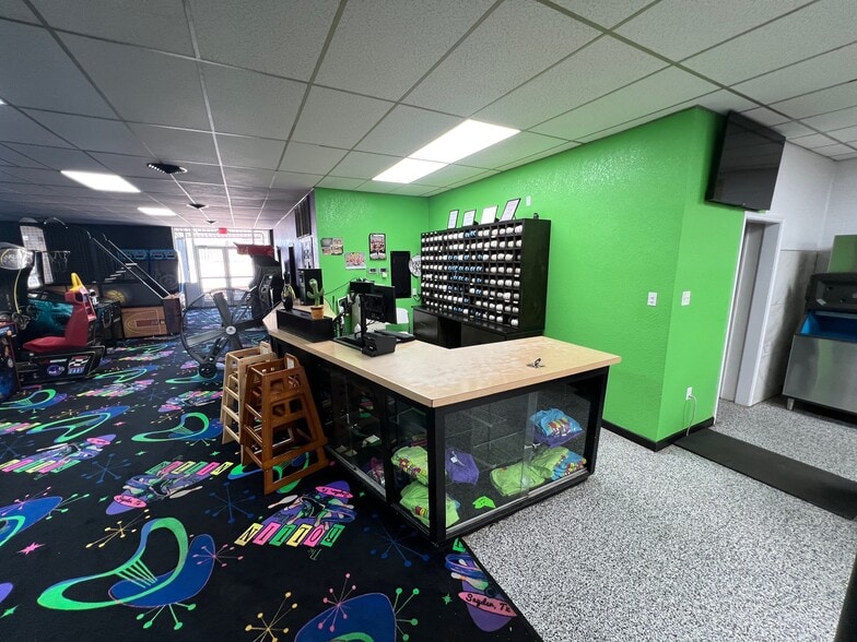 More Photos Of 1910 35th St, Snyder Sports And Entertainment For Sale
