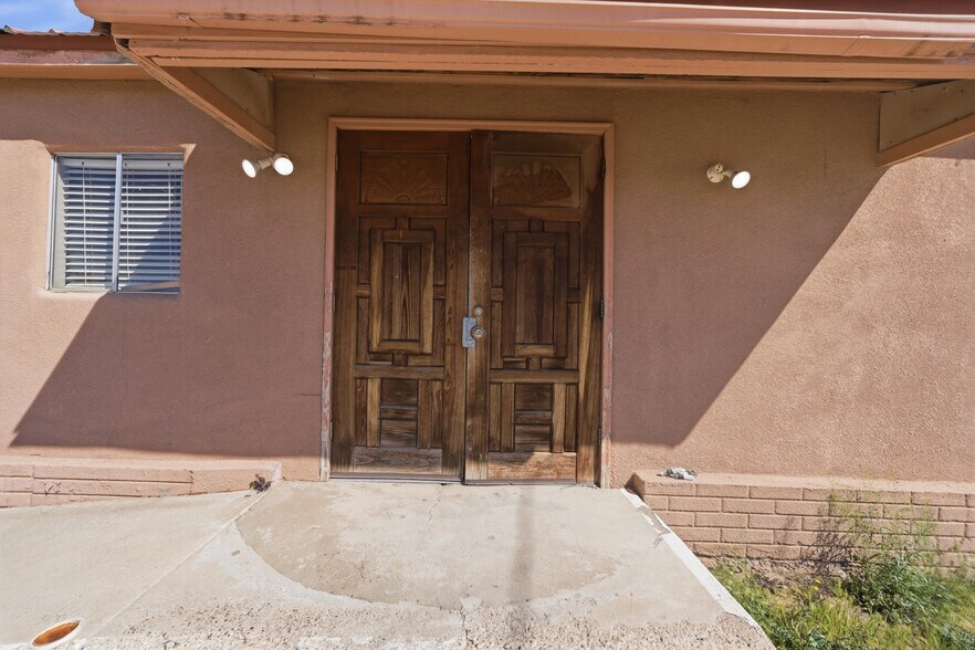 More Photos Of 606 Romero St, Belen Flex For Sale