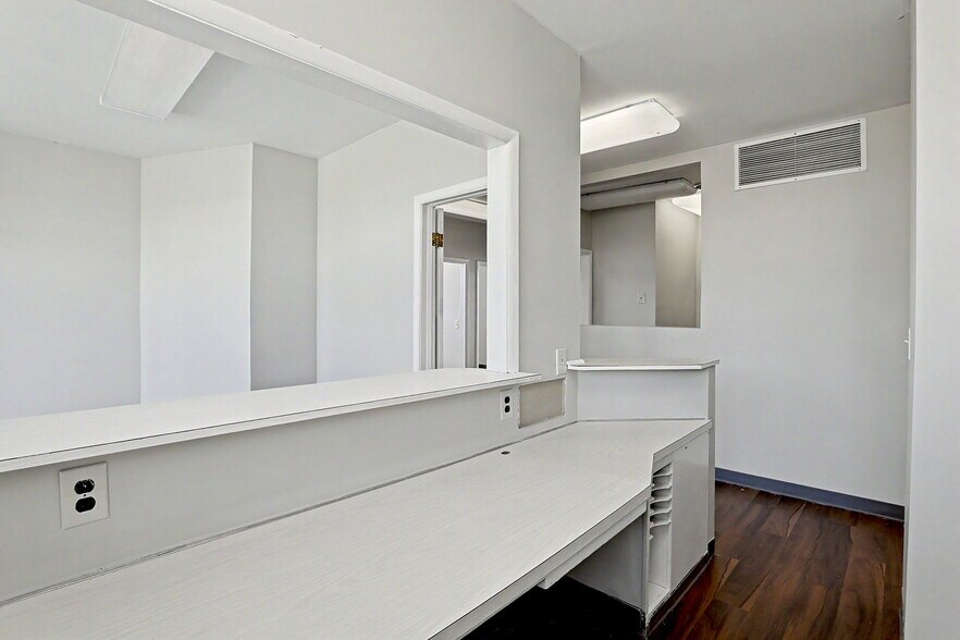More Photos Of 1601 N State St, Augusta Office For Sale