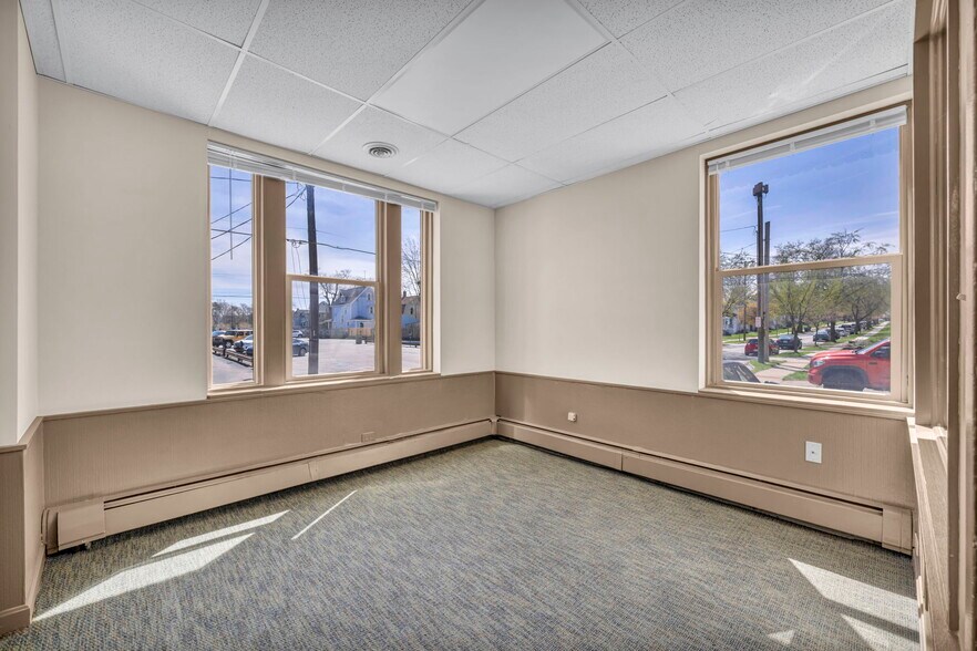 More Photos Of 15705 Detroit Ave, Lakewood Office For Lease
