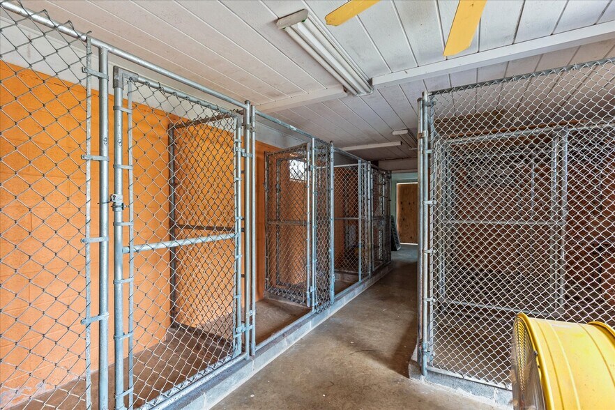 More Photos Of 333 Newcomer Rd, Windsor Veterinarian Kennel For Sale