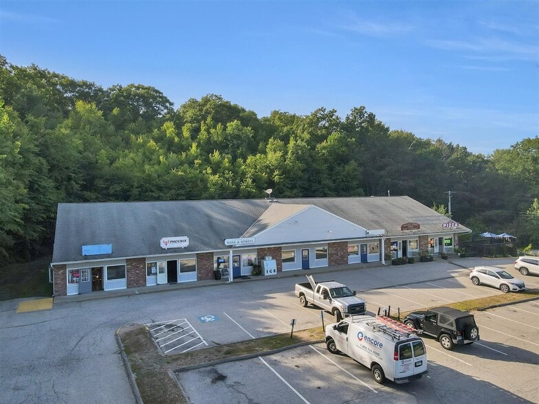 More Photos Of 32 E Hampton Rd, Marlborough Freestanding For Lease