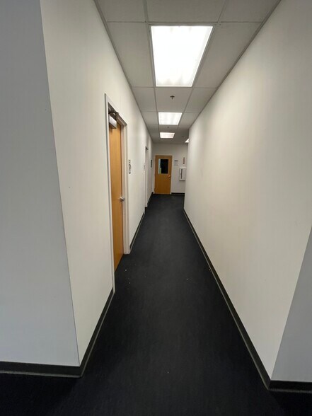 More Photos Of 310 N Yearling Rd, Columbus Showroom For Lease