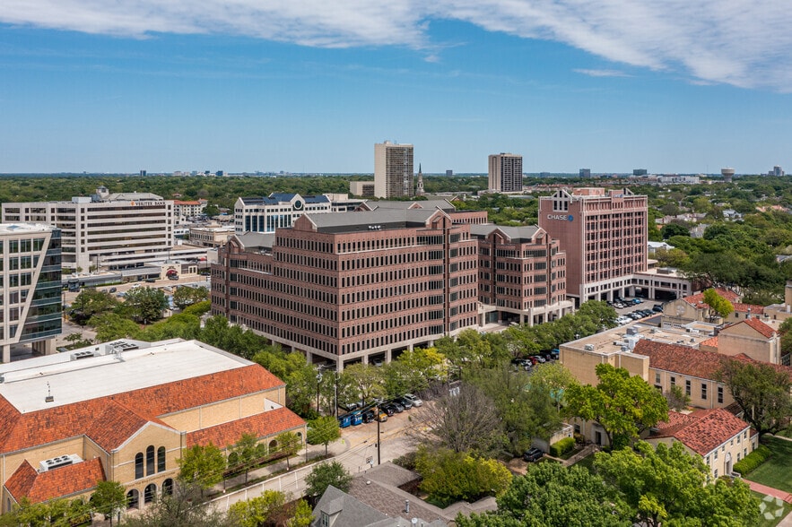 More Photos Of 8117 Preston Rd, Dallas Office For Lease