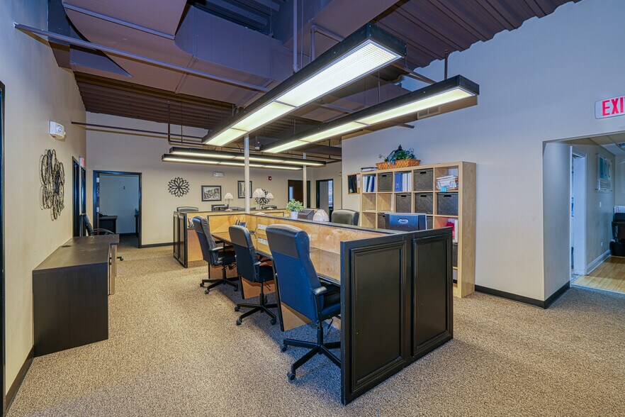 More Photos Of 10700 W Higgins Rd, Rosemont Loft Creative Space For Sale