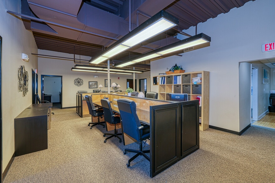 More Photos Of 10700 W Higgins Rd, Rosemont Office For Sale