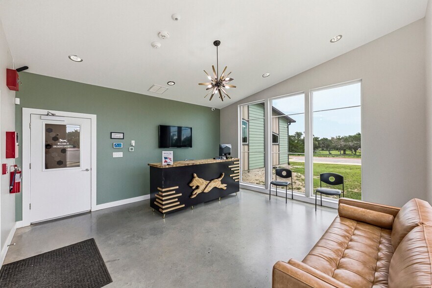 More Photos Of 1410 Live Oak Rd, Leander Showroom For Sale