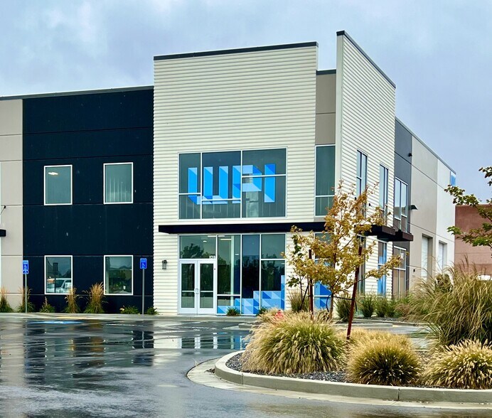 More Photos Of 3437 W Water St, Riverton Industrial For Lease