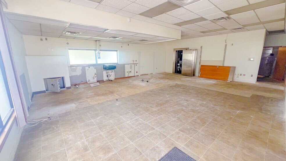 More Photos Of 340 S White Horse Pike, Berlin Bank For Lease