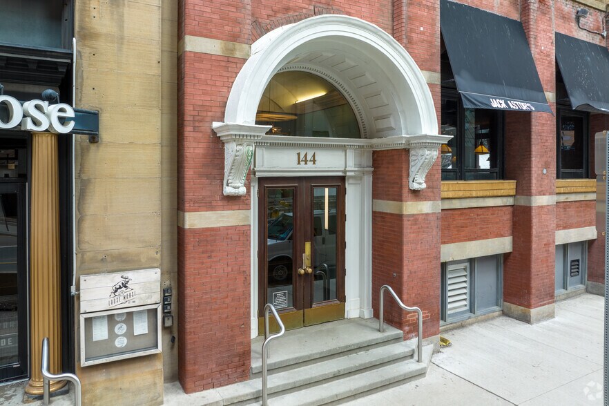 More Photos Of 144 Front St W, Toronto Office For Lease